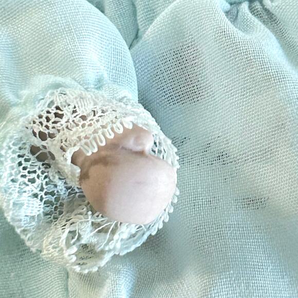 Vintage 1985 Goebel Victoria Ashlea Originals Baby Doll in Blue Lace Dress – 6” - Picture 4 of 11